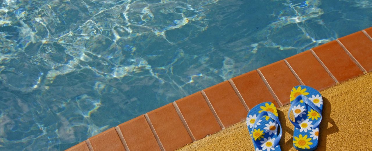 Klapki dziecięce na basen – niezbędne wyposażenie młodego pływaka!