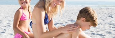 Co zabrać na plażę z dzieckiem? Układamy gotową listę „przydasiek”
