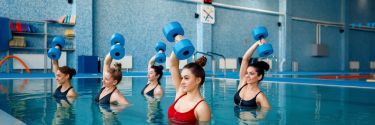 Aqua aerobik – spalaj kalorie bez mordowania się na siłowni