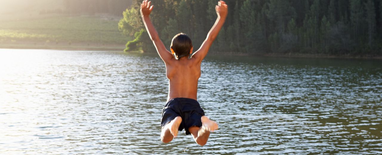 Jak pokonać lęk przed otwartym akwenem? Poradnik dla początkujących pływaków