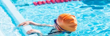 Pierwsze zawody pływackie dziecka – kompletna lista rzeczy do plecaka