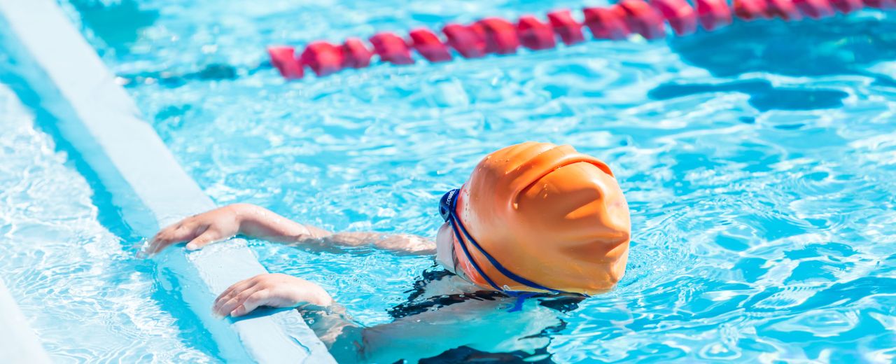 Pierwsze zawody pływackie dziecka – kompletna lista rzeczy do plecaka