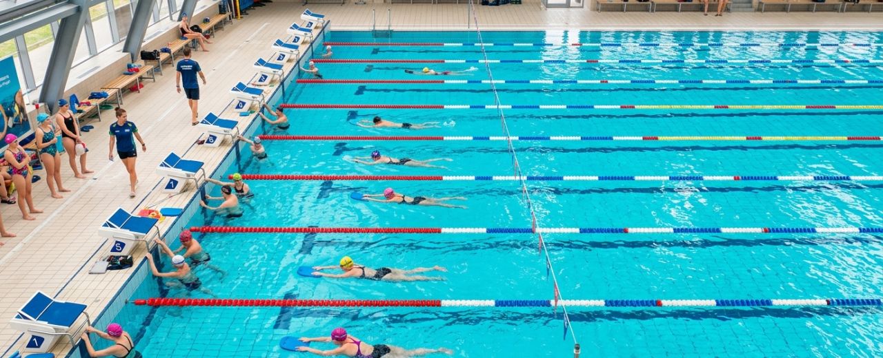 Plan treningu pływackiego dla początkujących – pierwsze 4 tygodnie na basenie